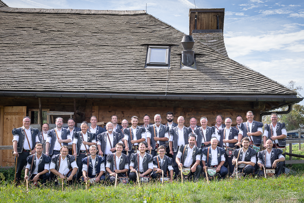 2026_bovet-bataille-3340 Photo de groupe du Chœur des Armaillis de la Gruyère devant le Chalet de Bataille