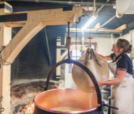 Extraction du caillé à la toile, alpage gruérien