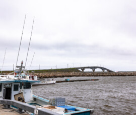 Bateau de pêche sur la cale au bord de l'eau, péninsule acadienne
