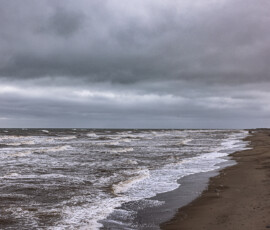 Longue plage de sable battue par les vagues, golfe du Saint-Laurent