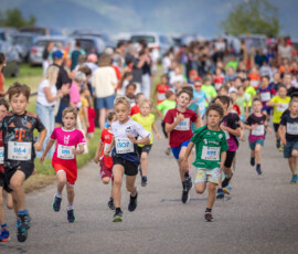 Départ de la course des enfants à la Course à travers Sâles 2026