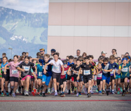 Enfants au départ de la Course à travers Sâles 2026, devant les Préalpes fribourgeoises