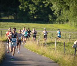 Coureurs élites sur le parcours de la Course à travers Sâles 2026, campagne gruérienne