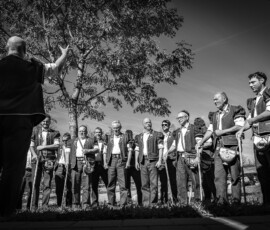 Le directeur dirige les chanteurs, photo en noir et blanc, Chalet de Bataille à Broc