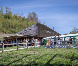 Devant le Chalet de Bataille, sur les hauts de Broc