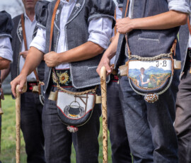 Détail des costumes des chanteurs du Chœur des Armaillis de la Gruyère