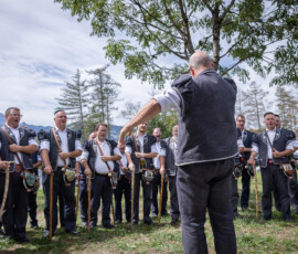 Chœur des Armaillis, le directeur Nicolas Fragnière face aux chanteurs, concert en plein air à Broc