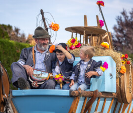 Le train de chalet décoré de fleurs