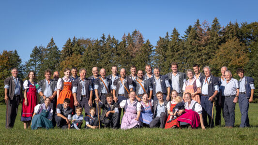 Photo de groupe de la famille Pasquier et de ses amis lors de la désalpe, à Maules
